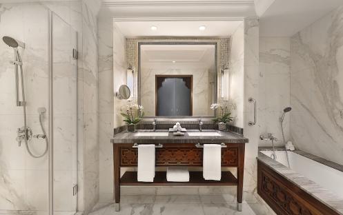 The Ritz-Carlton, Dubai, JBR - Deluxe Room Bathroom 1